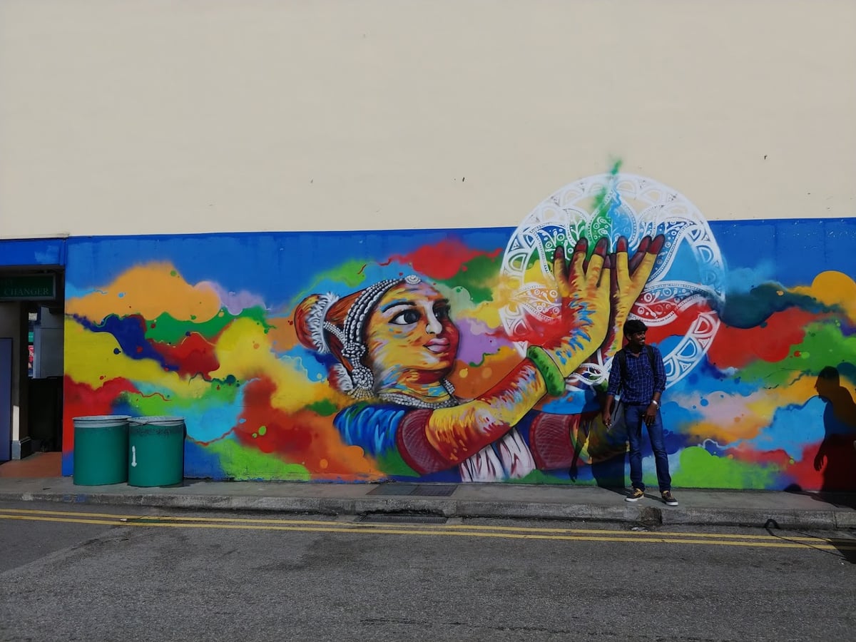 Calle de Little India en Singapur con murales, comercios y decoración colorida