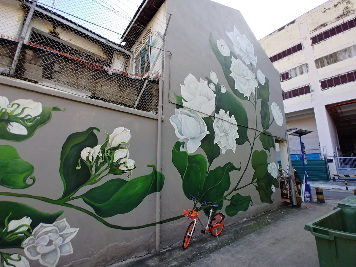 Calle de Little India en Singapur con murales, comercios y decoración colorida
