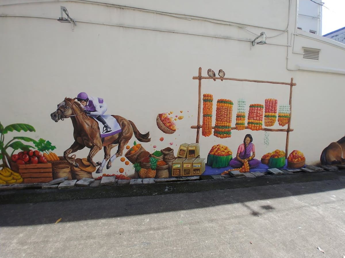 Calle de Little India en Singapur con murales, comercios y decoración colorida
