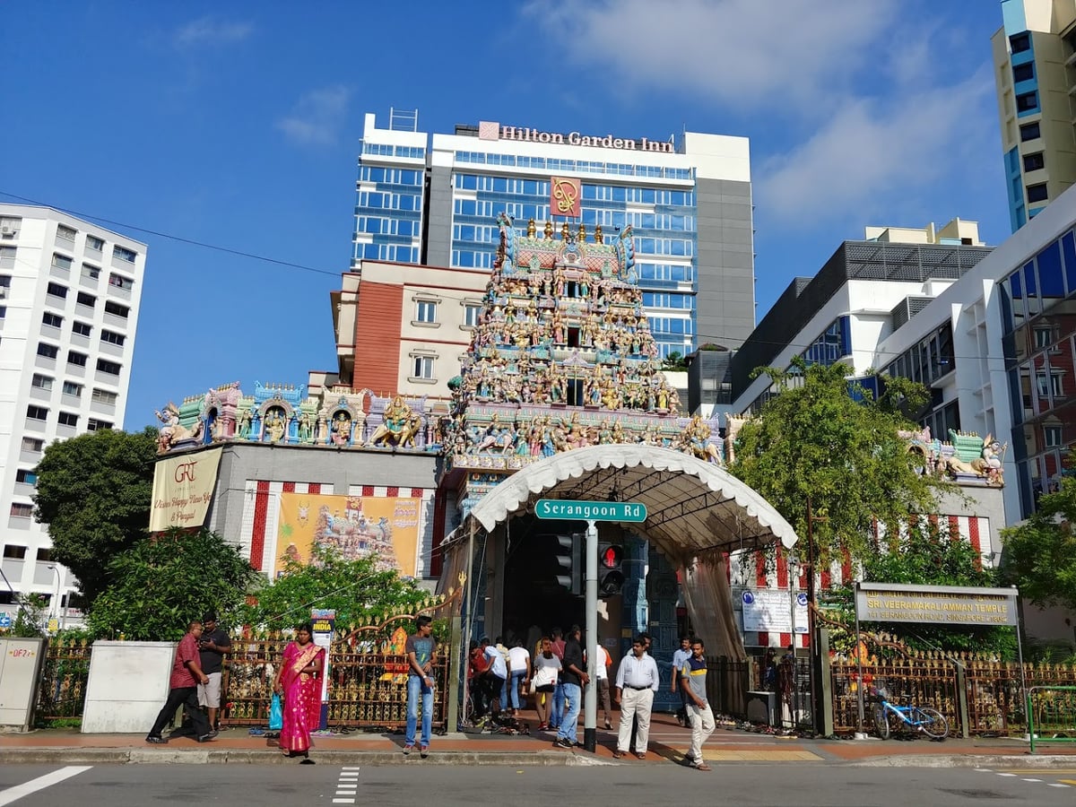 Calle de Little India en Singapur con murales, comercios y decoración colorida