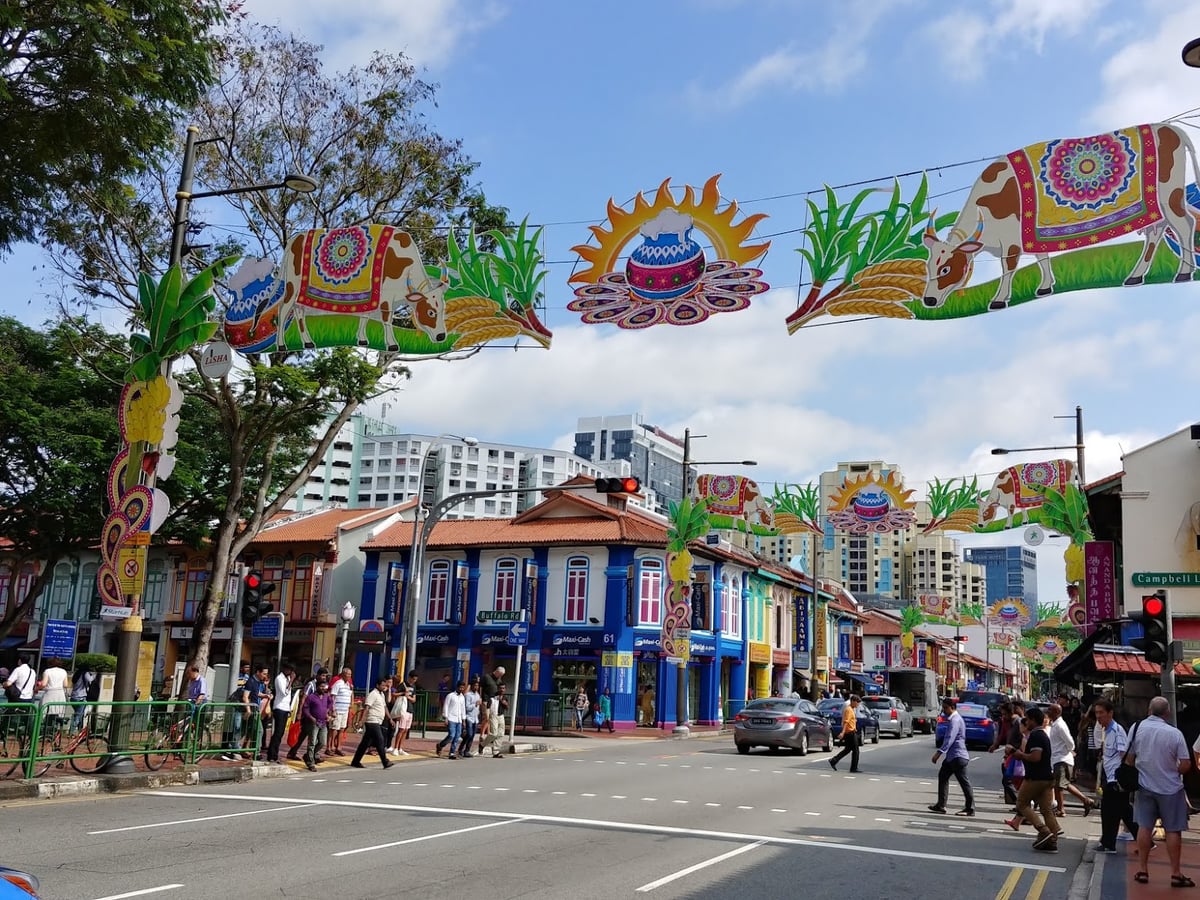 Calle de Little India en Singapur con murales, comercios y decoración colorida