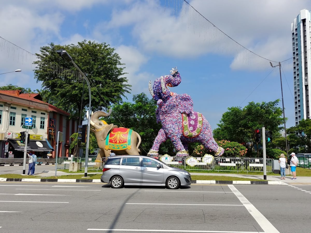 Calle de Little India en Singapur con murales, comercios y decoración colorida