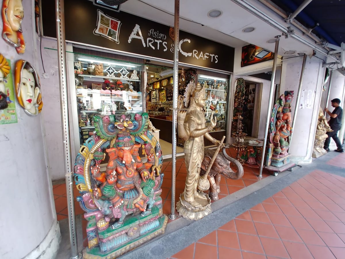 Calle de Little India en Singapur con murales, comercios y decoración colorida