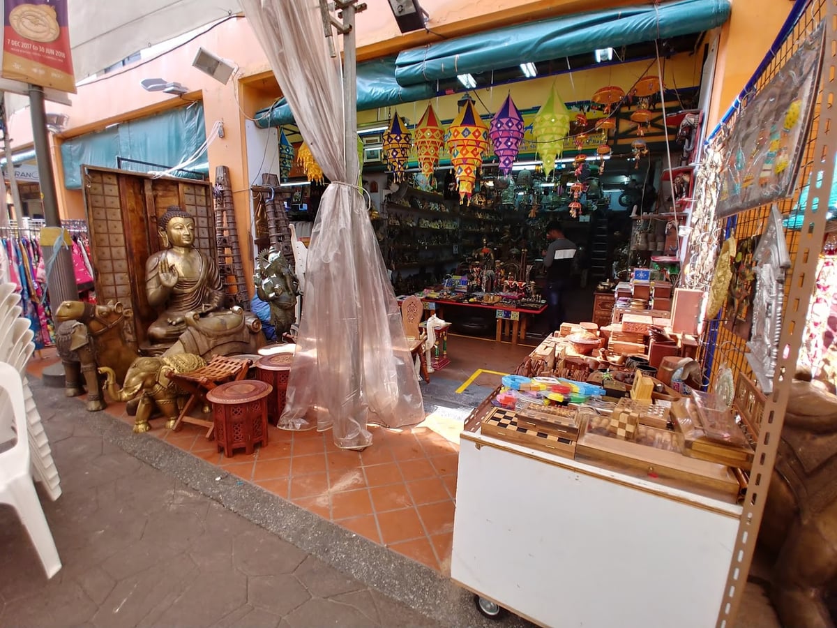 Calle de Little India en Singapur con murales, comercios y decoración colorida