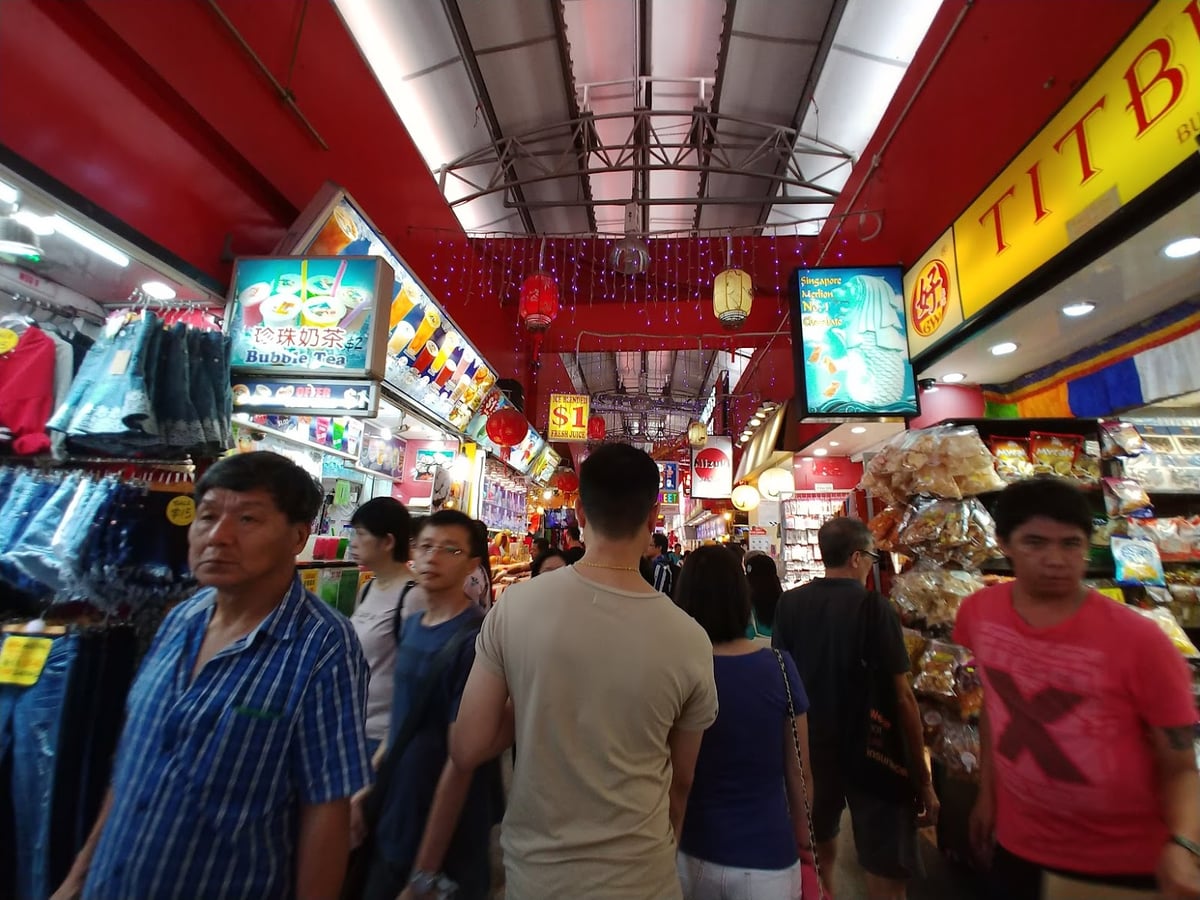 Calle de Little India en Singapur con murales, comercios y decoración colorida