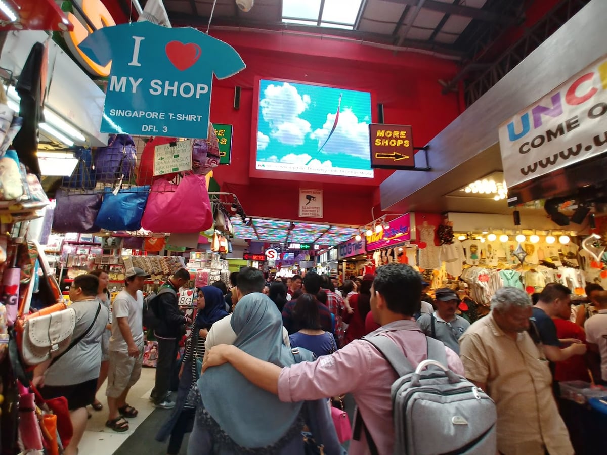 Calle de Little India en Singapur con murales, comercios y decoración colorida