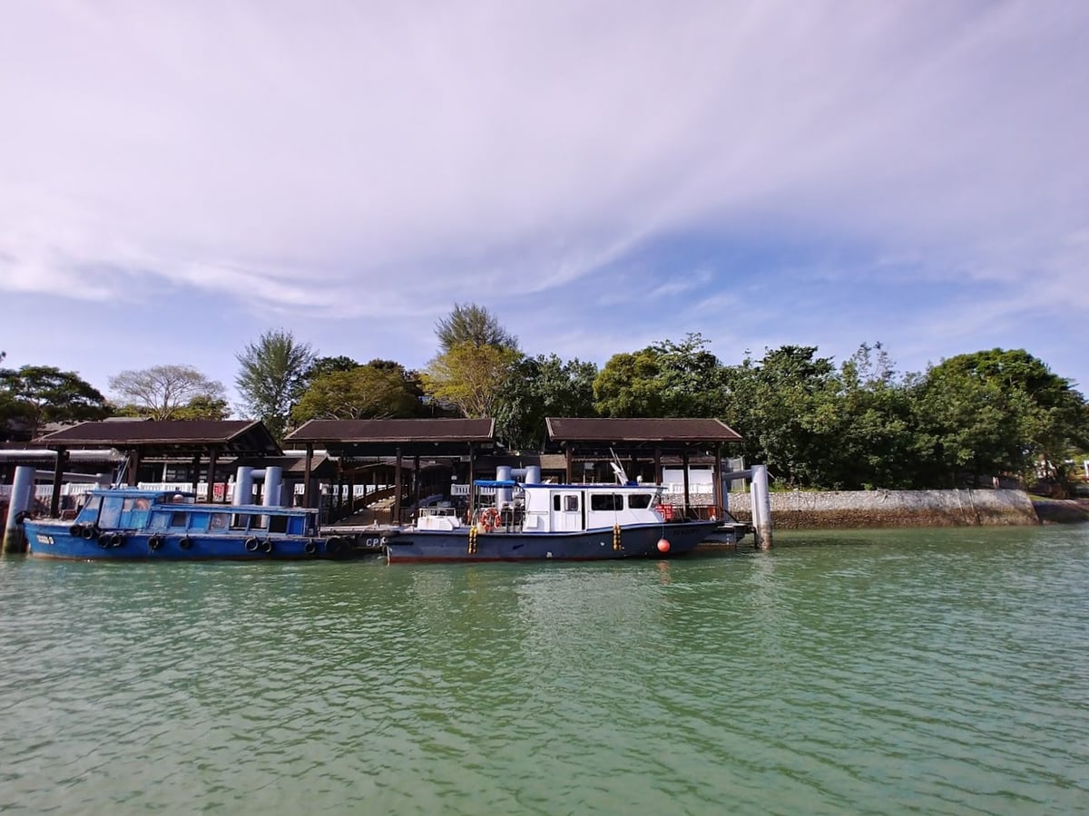 Paisaje natural de Pulau Ubin, Singapur, con senderos, bosque y costa