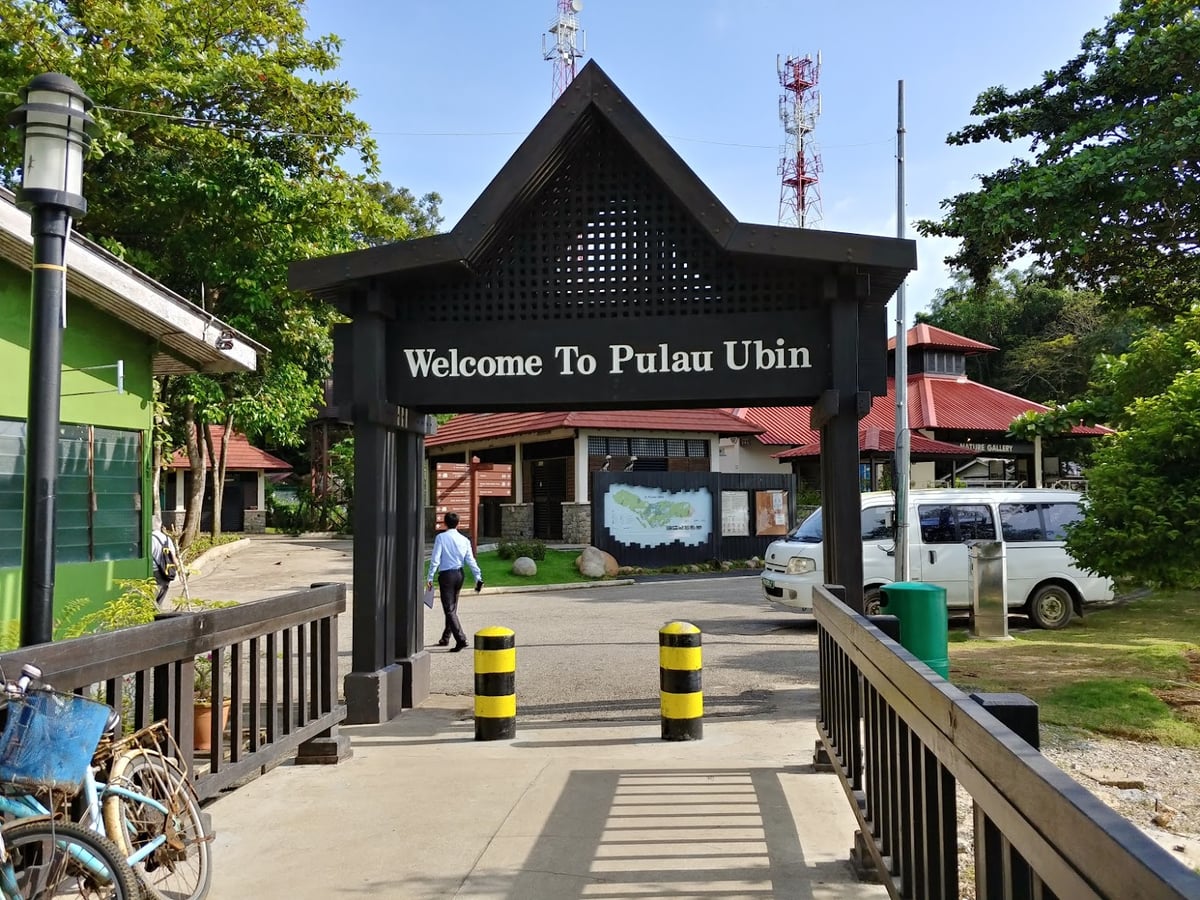 Paisaje natural de Pulau Ubin, Singapur, con senderos, bosque y costa