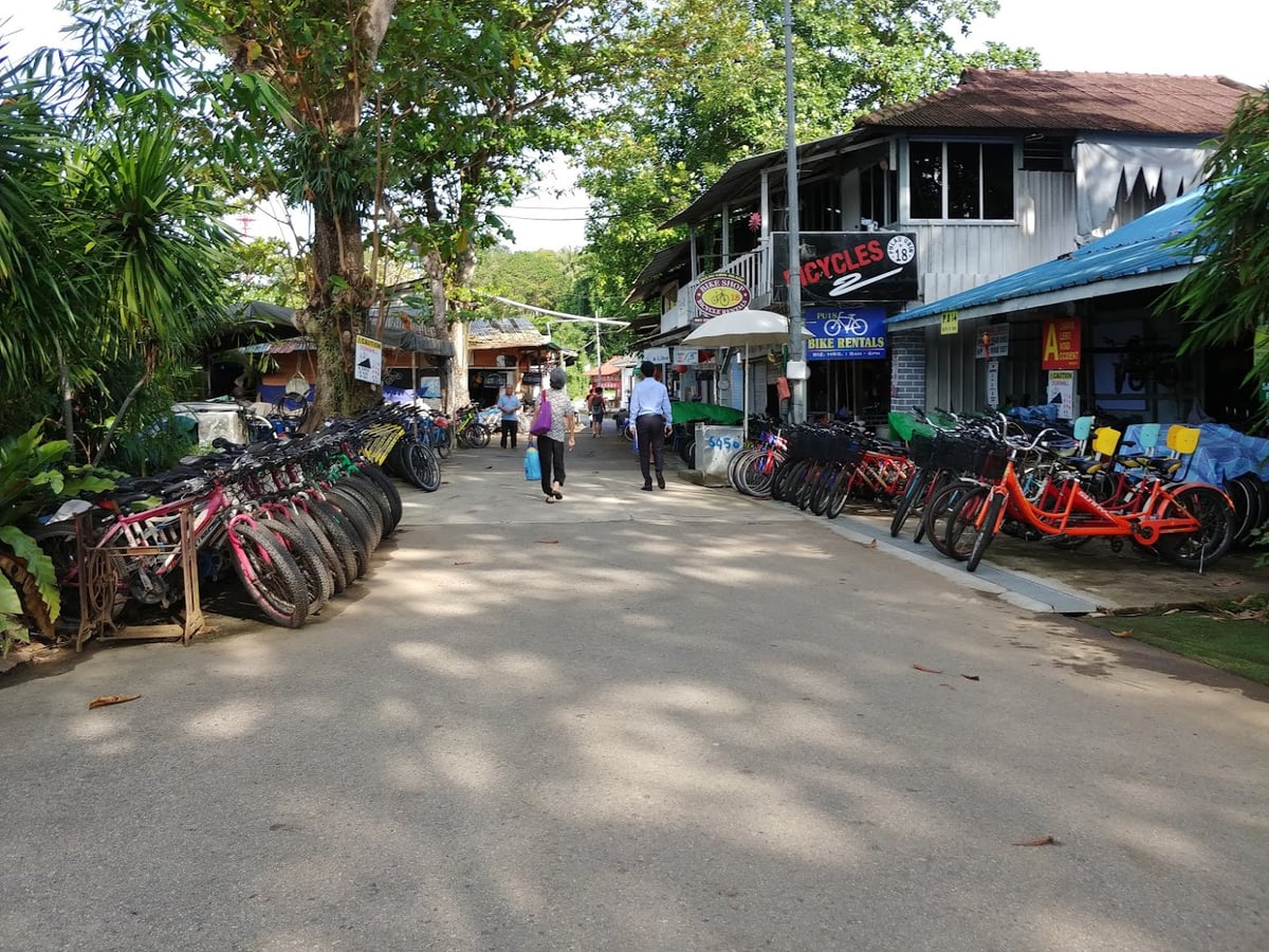 Paisaje natural de Pulau Ubin, Singapur, con senderos, bosque y costa