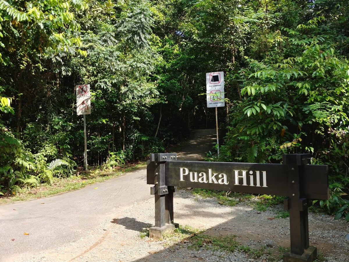 Paisaje natural de Pulau Ubin, Singapur, con senderos, bosque y costa