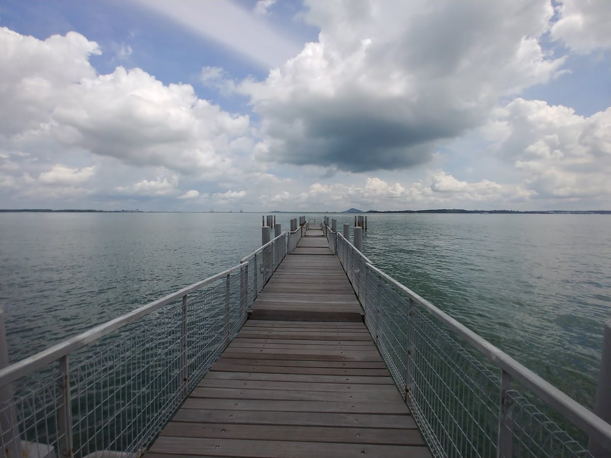 Paisaje natural de Pulau Ubin, Singapur, con senderos, bosque y costa