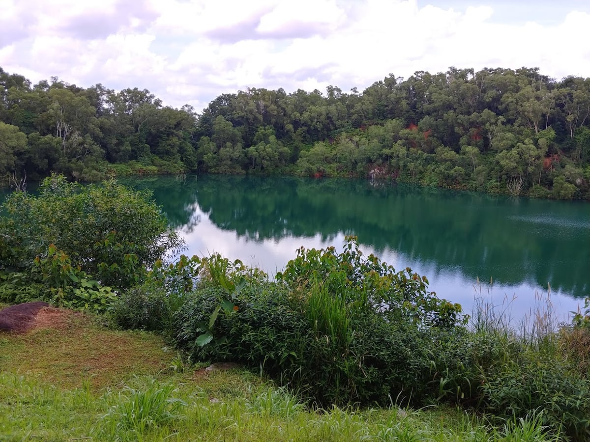 Paisaje natural de Pulau Ubin, Singapur, con senderos, bosque y costa
