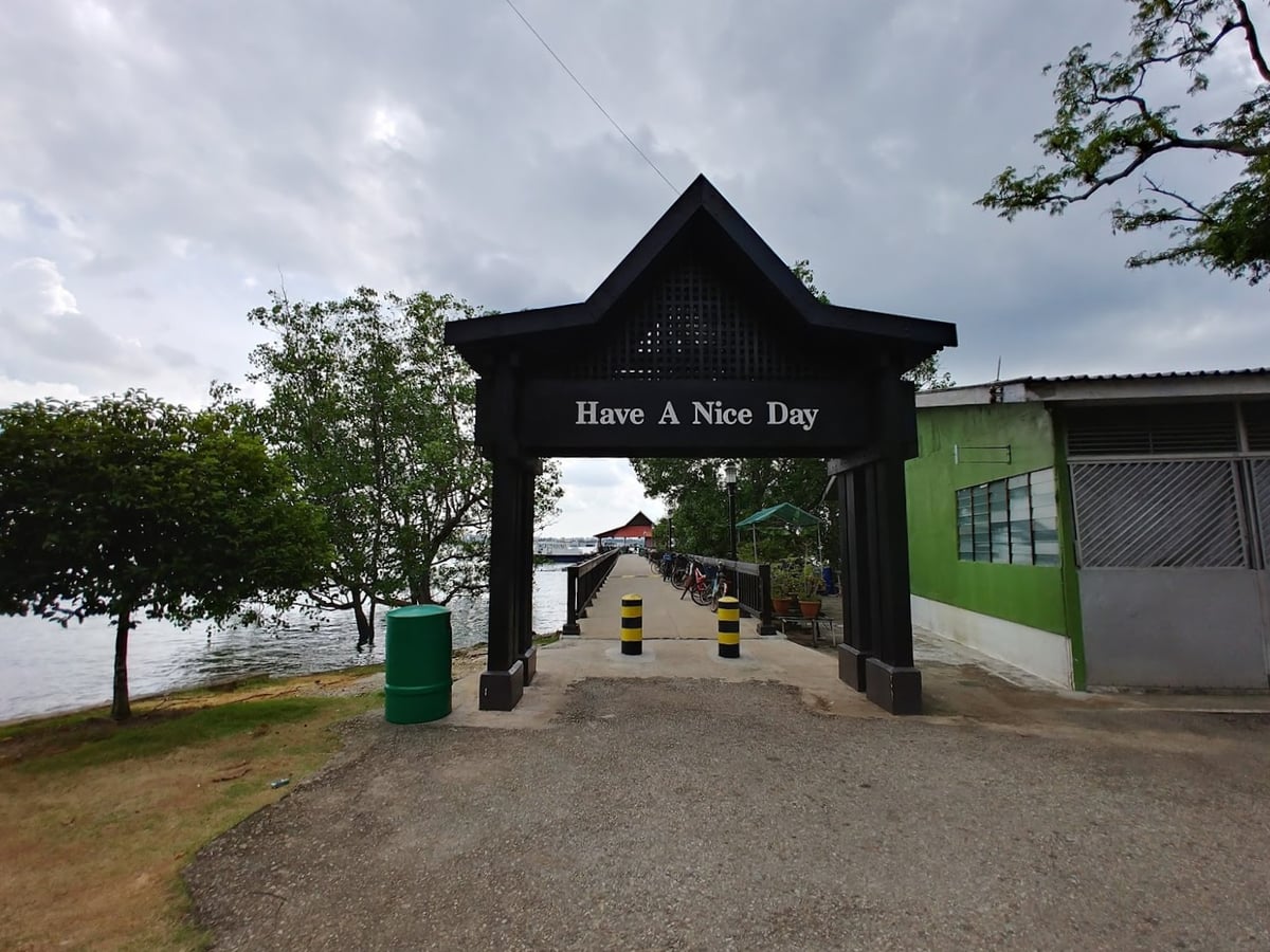 Paisaje natural de Pulau Ubin, Singapur, con senderos, bosque y costa