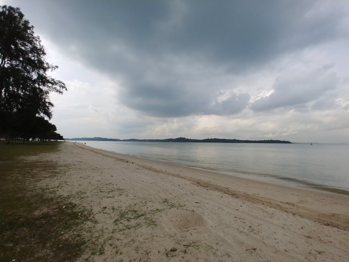 Paisaje natural de Pulau Ubin, Singapur, con senderos, bosque y costa