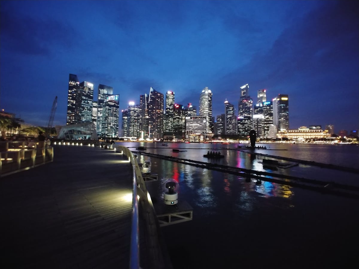 Paisaje natural de Pulau Ubin, Singapur, con senderos, bosque y costa