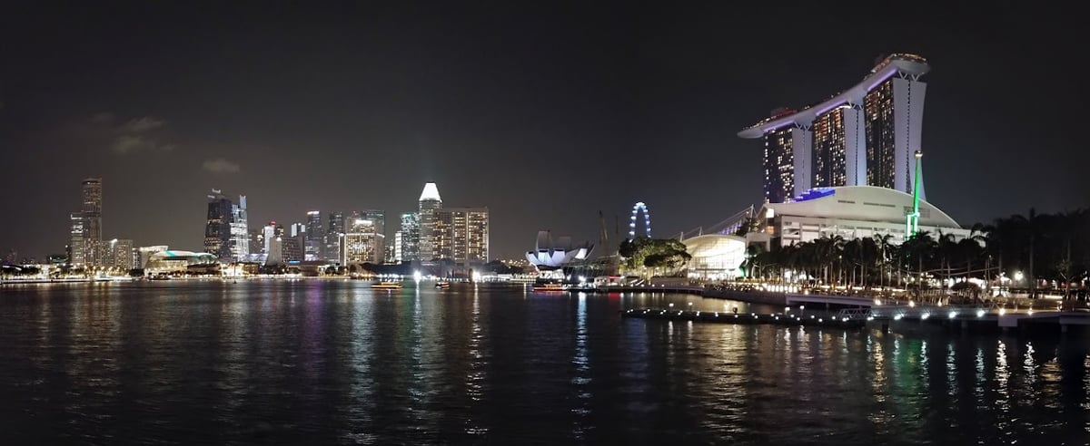 Paisaje natural de Pulau Ubin, Singapur, con senderos, bosque y costa