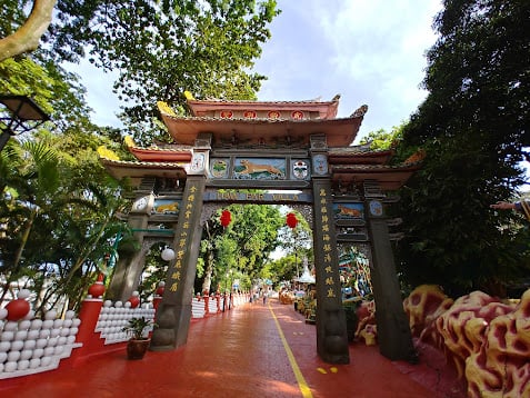 Paisaje de la isla de Sentosa en Singapur con playas, jardines y atracciones