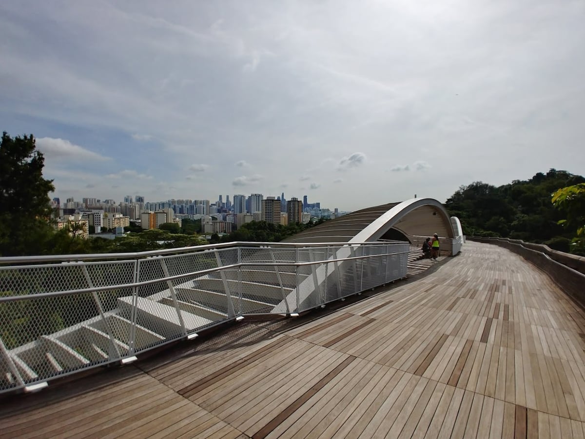Paisaje de la isla de Sentosa en Singapur con playas, jardines y atracciones.