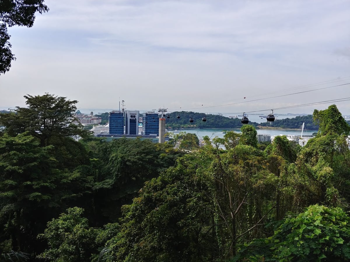 Paisaje de la isla de Sentosa en Singapur con playas, jardines y atracciones