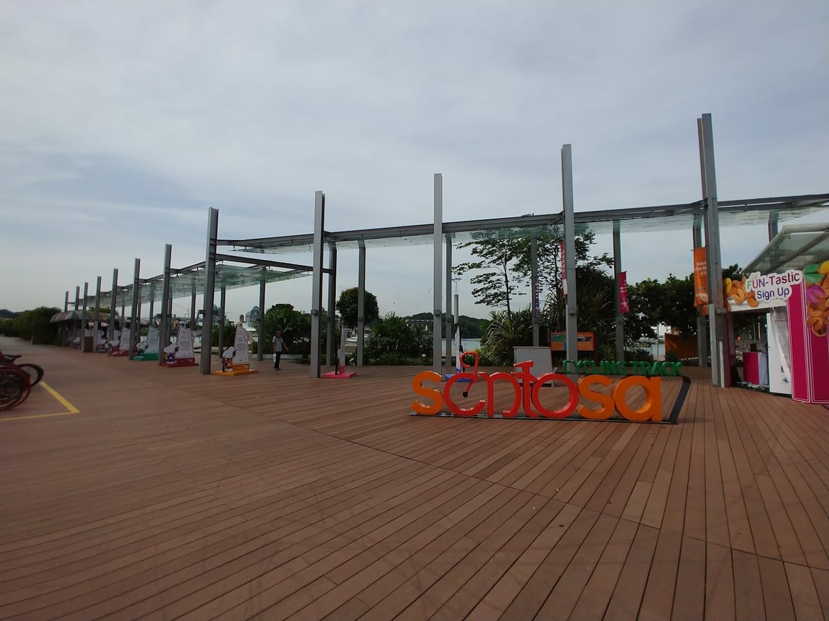 Paisaje de la isla de Sentosa en Singapur con playas, jardines y atracciones