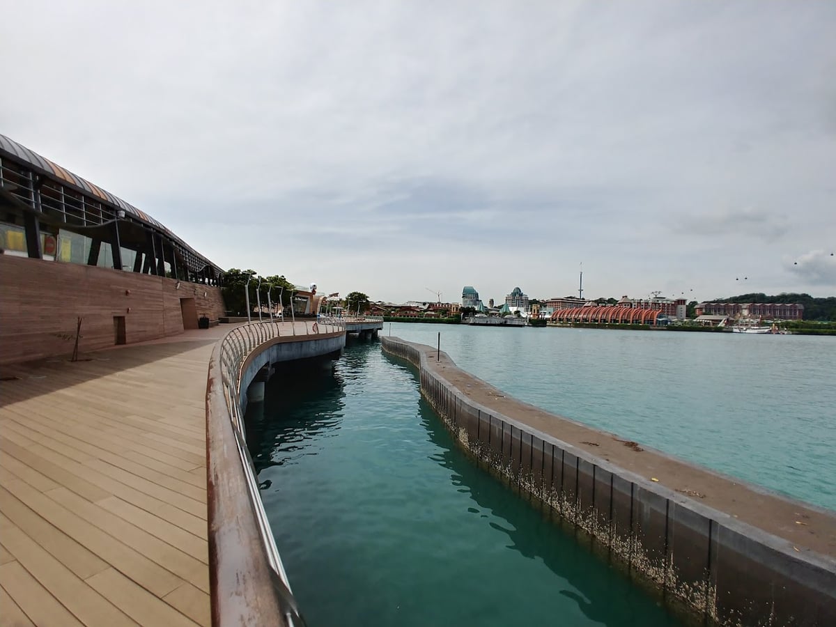 Paisaje de la isla de Sentosa en Singapur con playas, jardines y atracciones