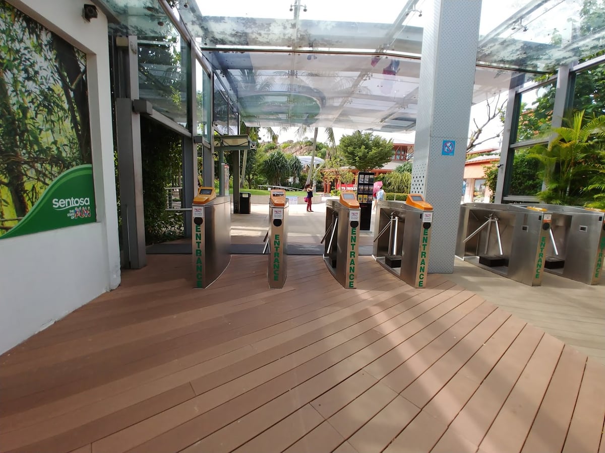 Paisaje de la isla de Sentosa en Singapur con playas, jardines y atracciones