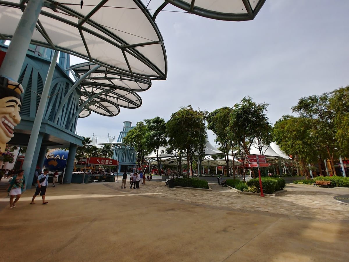 Paisaje de la isla de Sentosa en Singapur con playas, jardines y atracciones