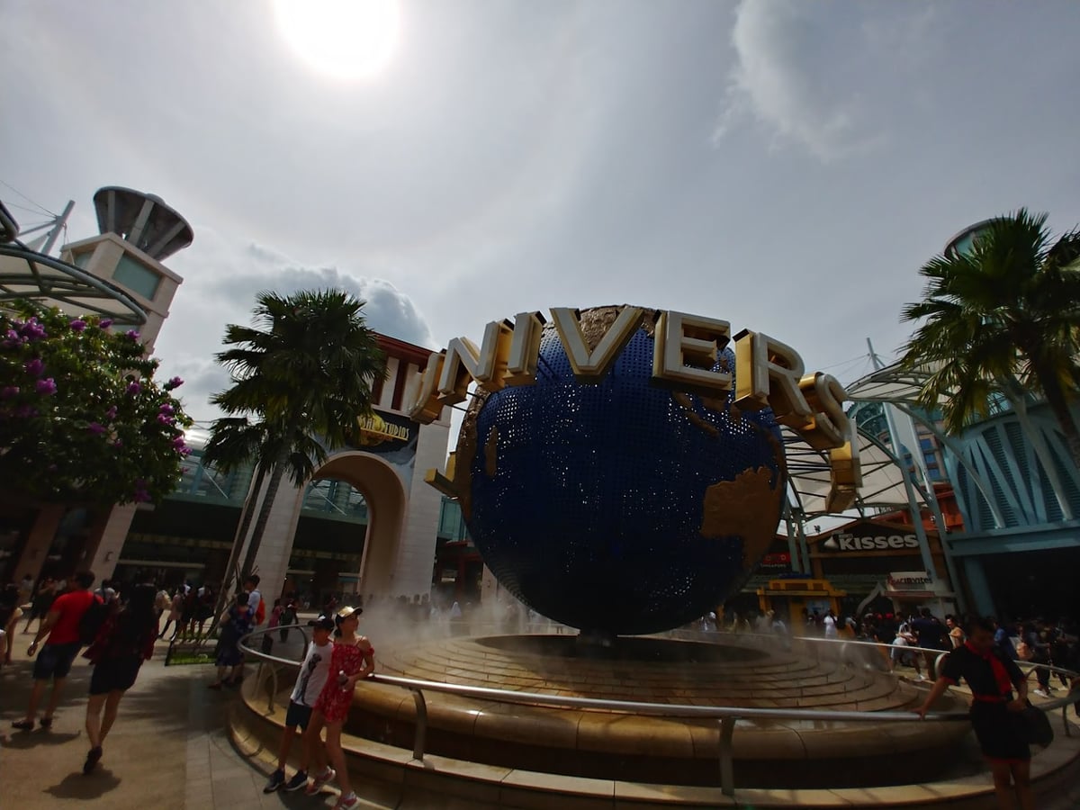 Paisaje de la isla de Sentosa en Singapur con playas, jardines y atracciones