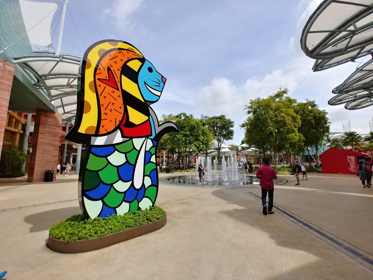 Paisaje de la isla de Sentosa en Singapur con playas, jardines y atracciones.