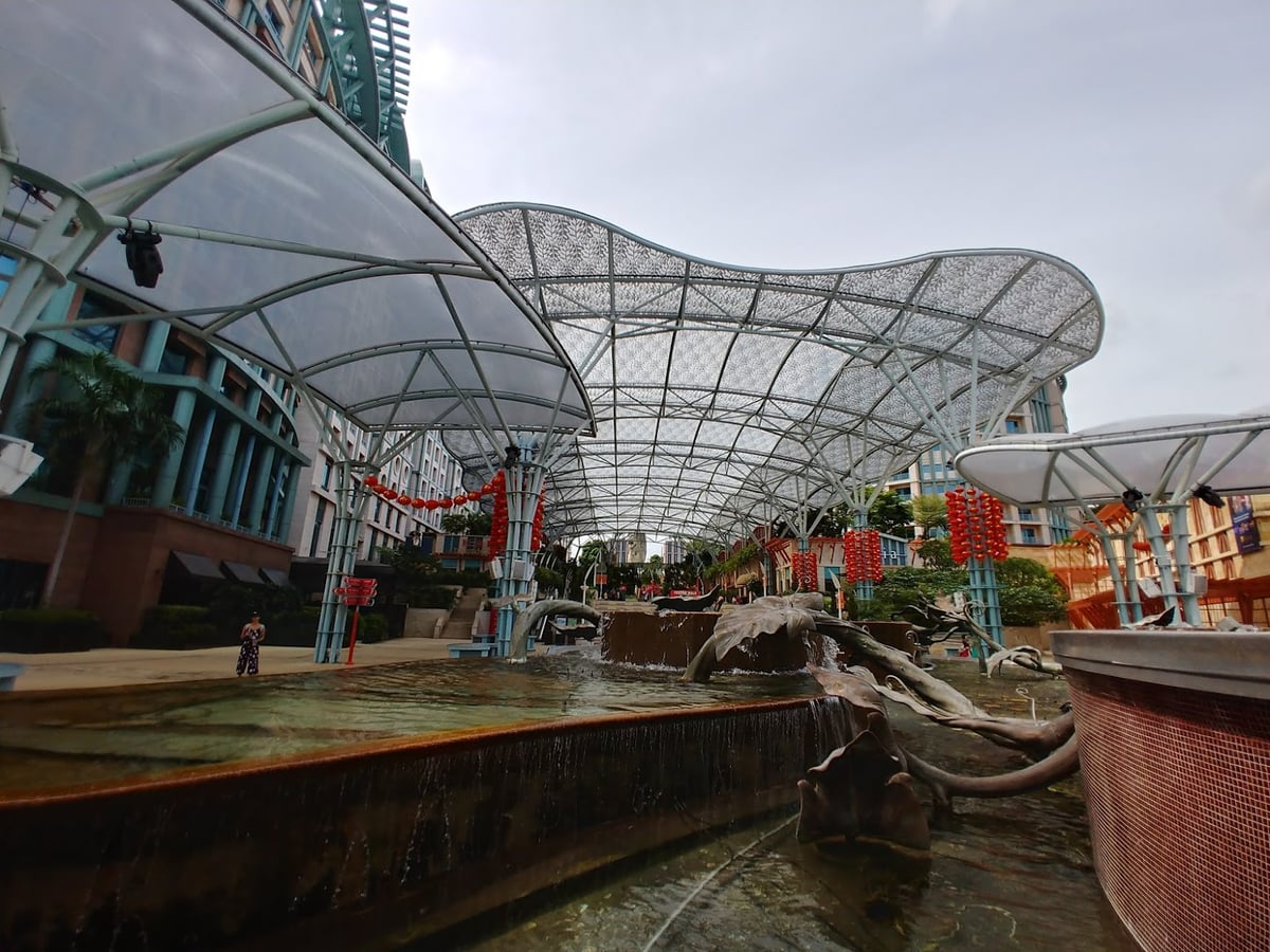 Paisaje de la isla de Sentosa en Singapur con playas, jardines y atracciones