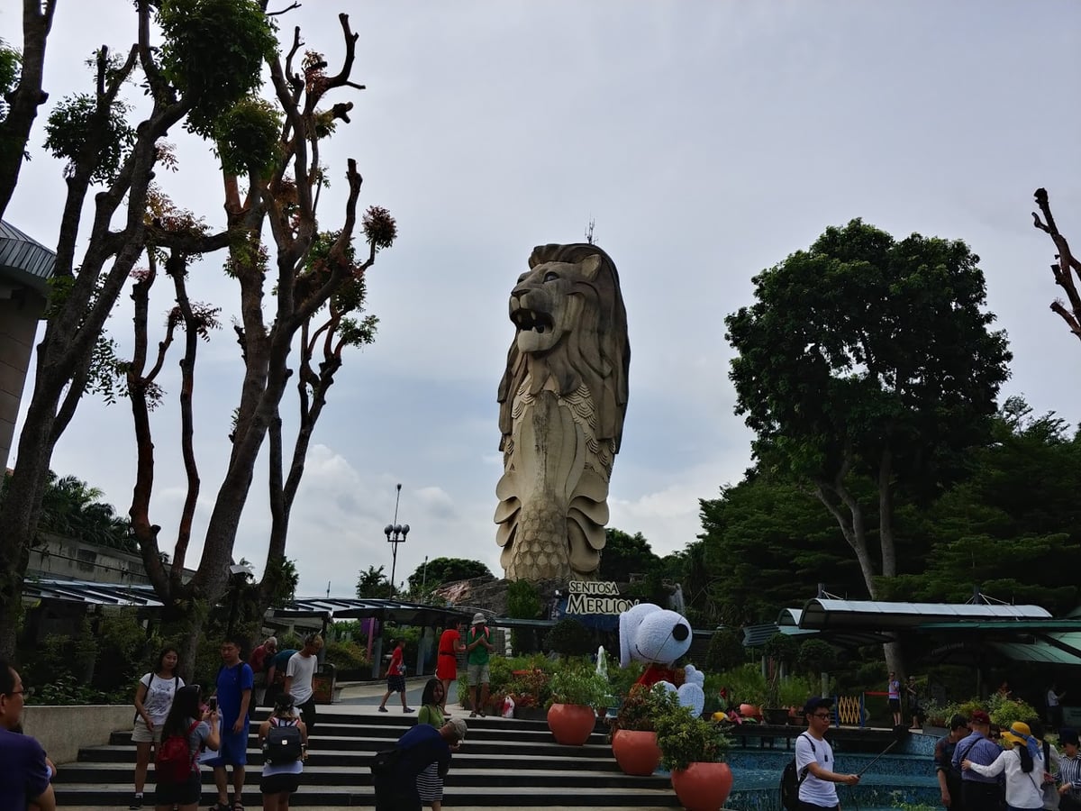 Paisaje de la isla de Sentosa en Singapur con playas, jardines y atracciones