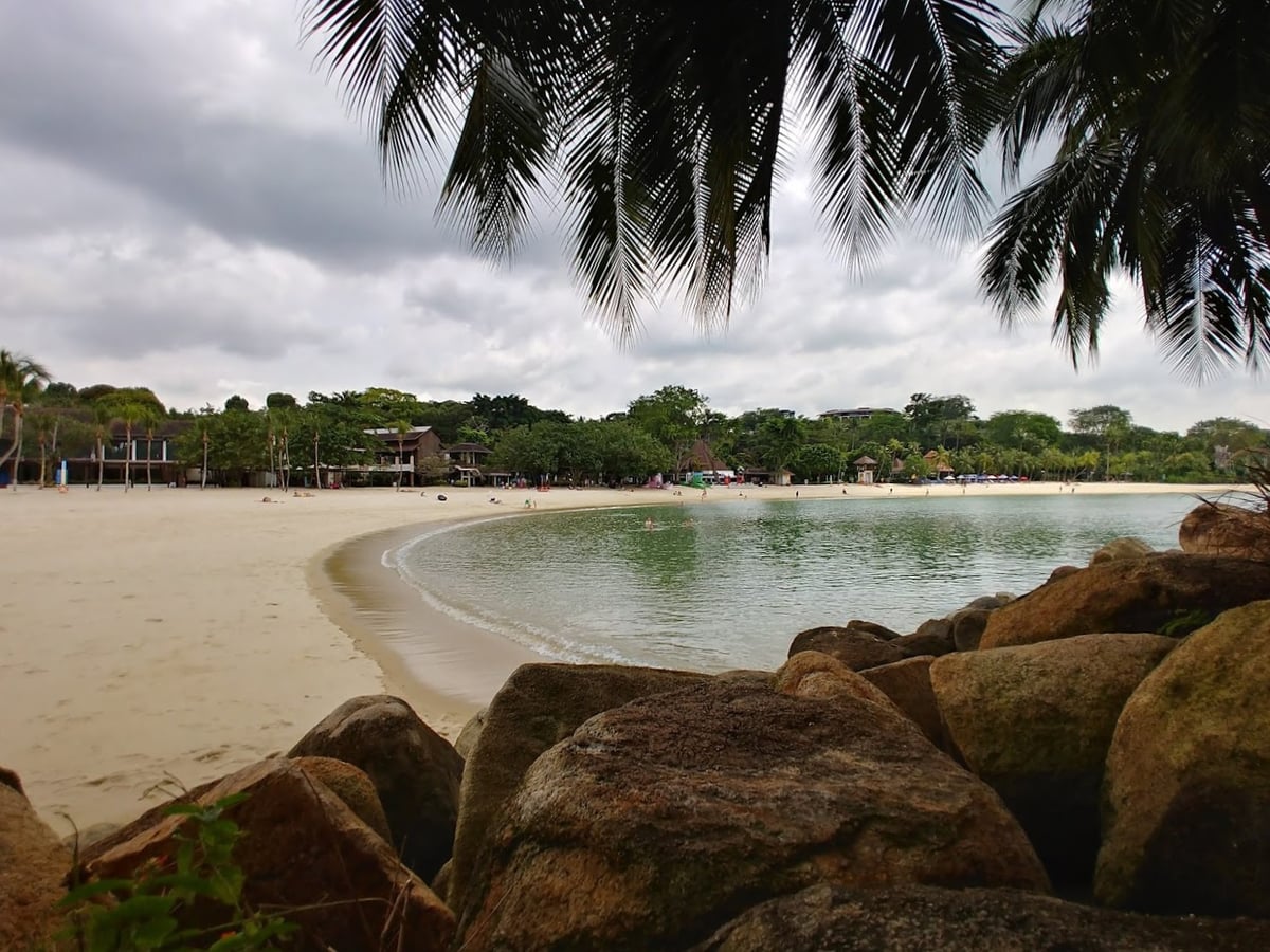 Paisaje de la isla de Sentosa en Singapur con playas, jardines y atracciones