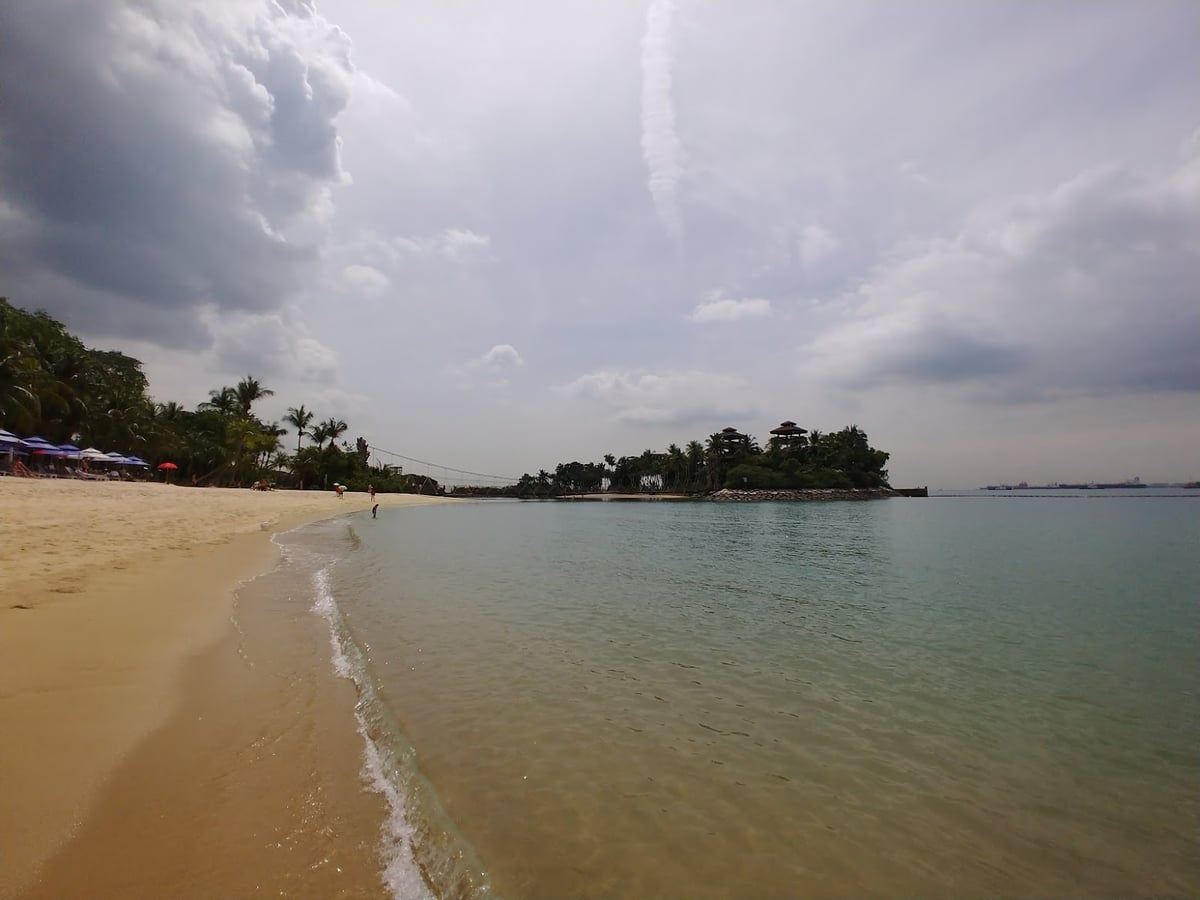 Paisaje de la isla de Sentosa en Singapur con playas, jardines y atracciones