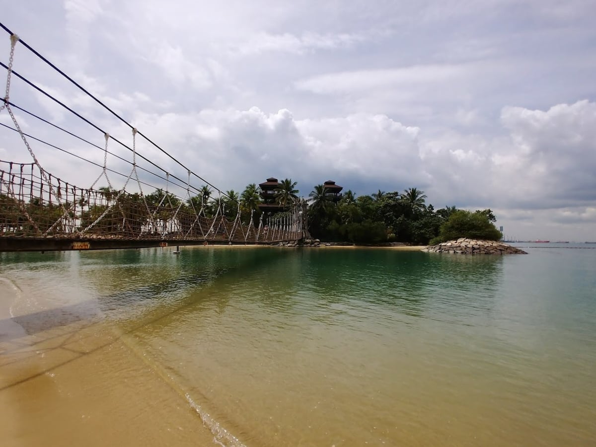 Paisaje de la isla de Sentosa en Singapur con playas, jardines y atracciones