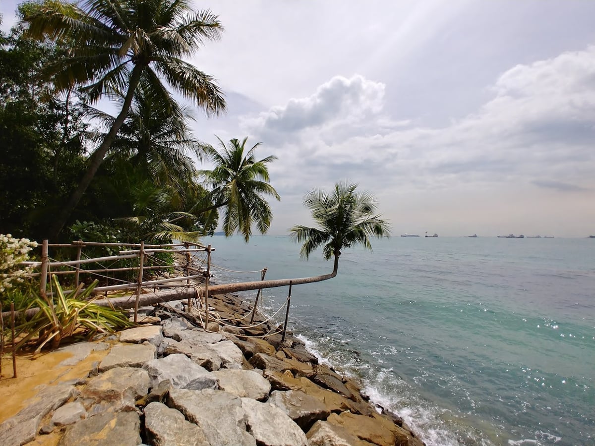 Paisaje de la isla de Sentosa en Singapur con playas, jardines y atracciones