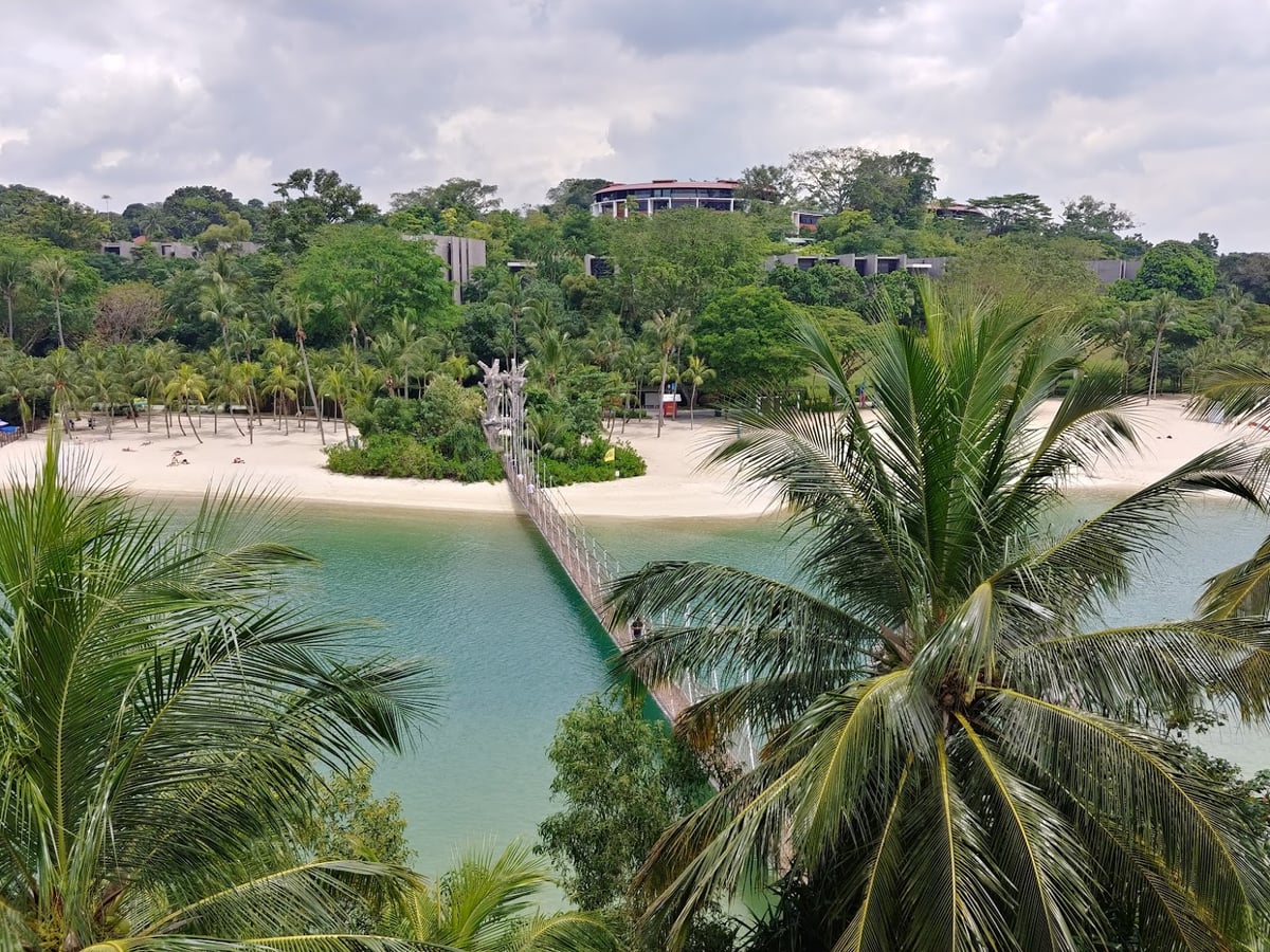 Paisaje de la isla de Sentosa en Singapur con playas, jardines y atracciones