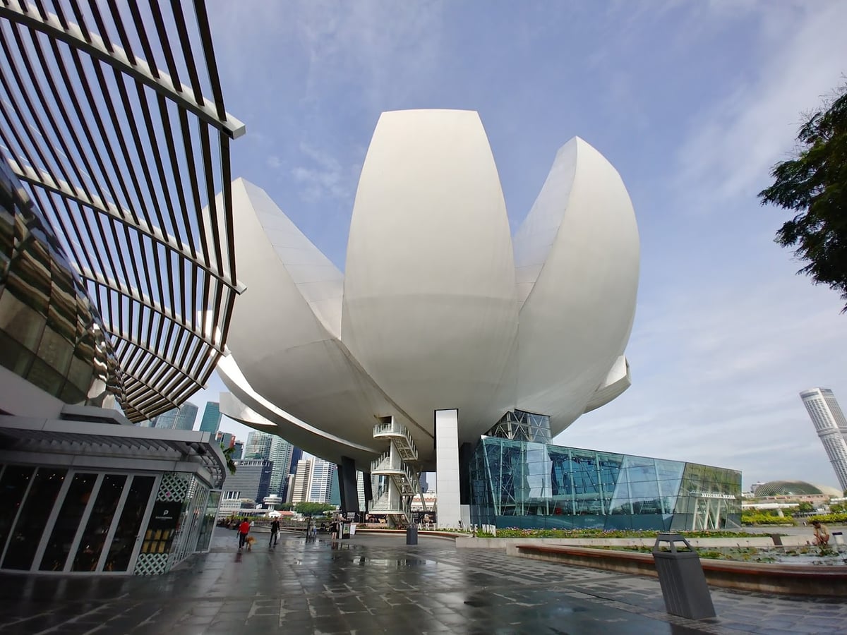 Paisaje de la isla de Sentosa en Singapur con playas, jardines y atracciones