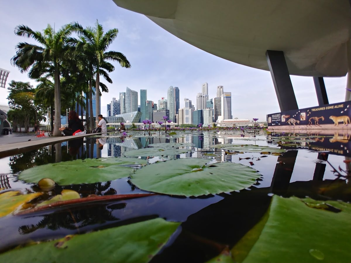 Paisaje de la isla de Sentosa en Singapur con playas, jardines y atracciones