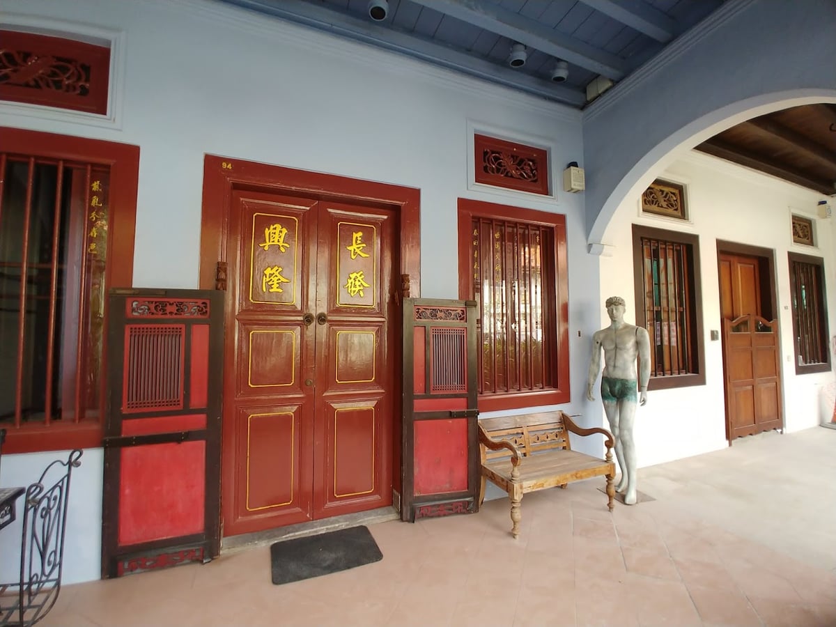 Calle residencial con casas tradicionales de Singapur