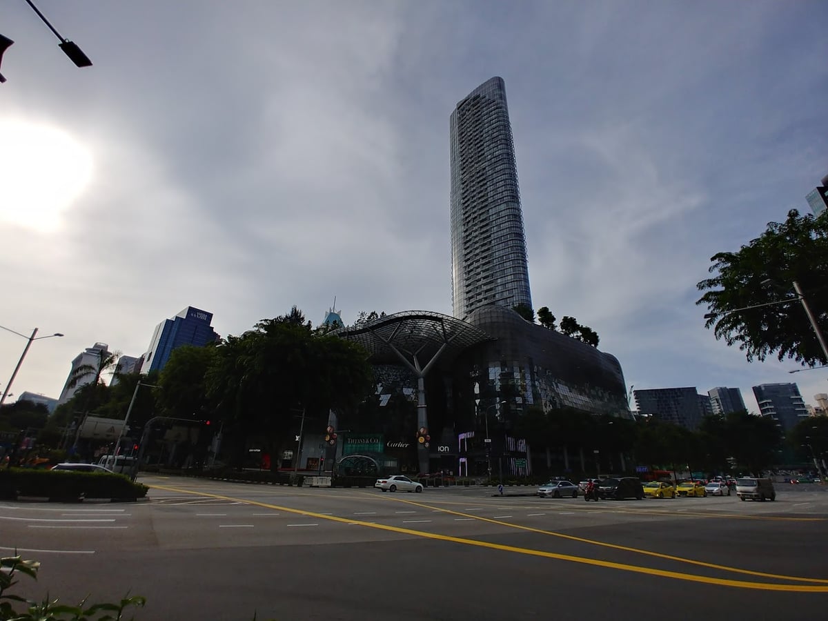 Calle residencial con casas tradicionales de Singapur
