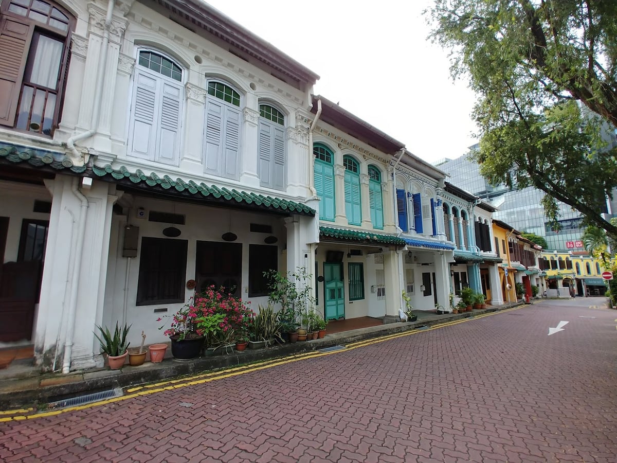 Calle residencial con casas tradicionales de Singapur