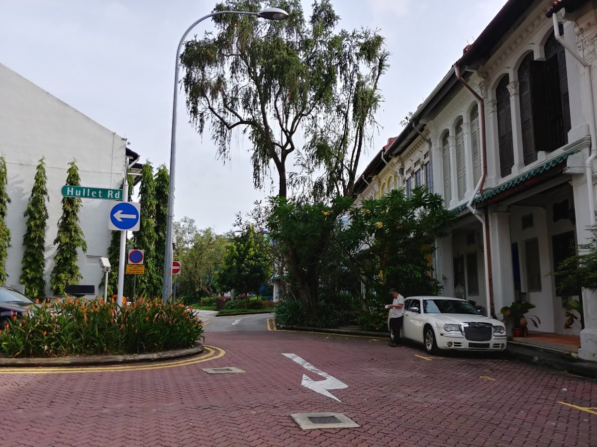 Calle residencial con casas tradicionales de Singapur