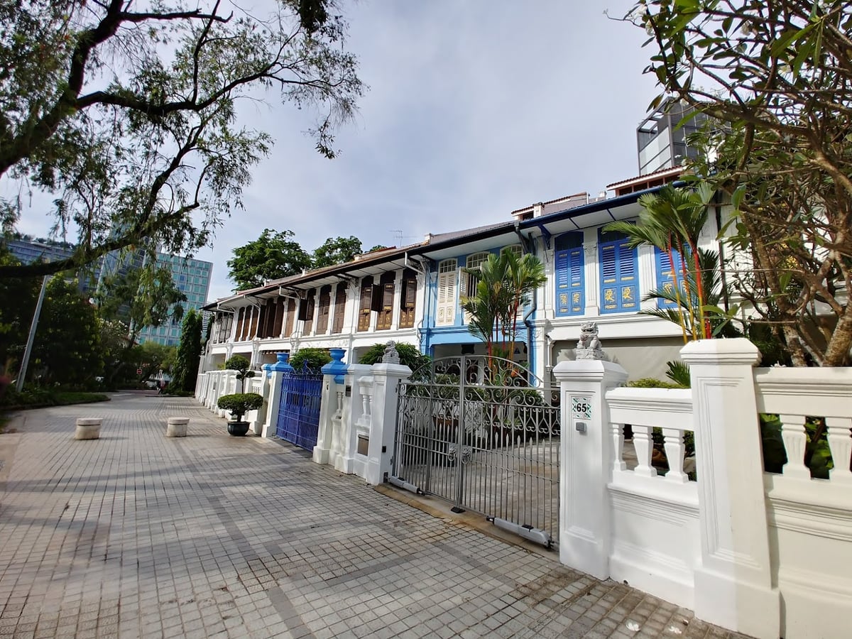 Calle residencial con casas tradicionales de Singapur