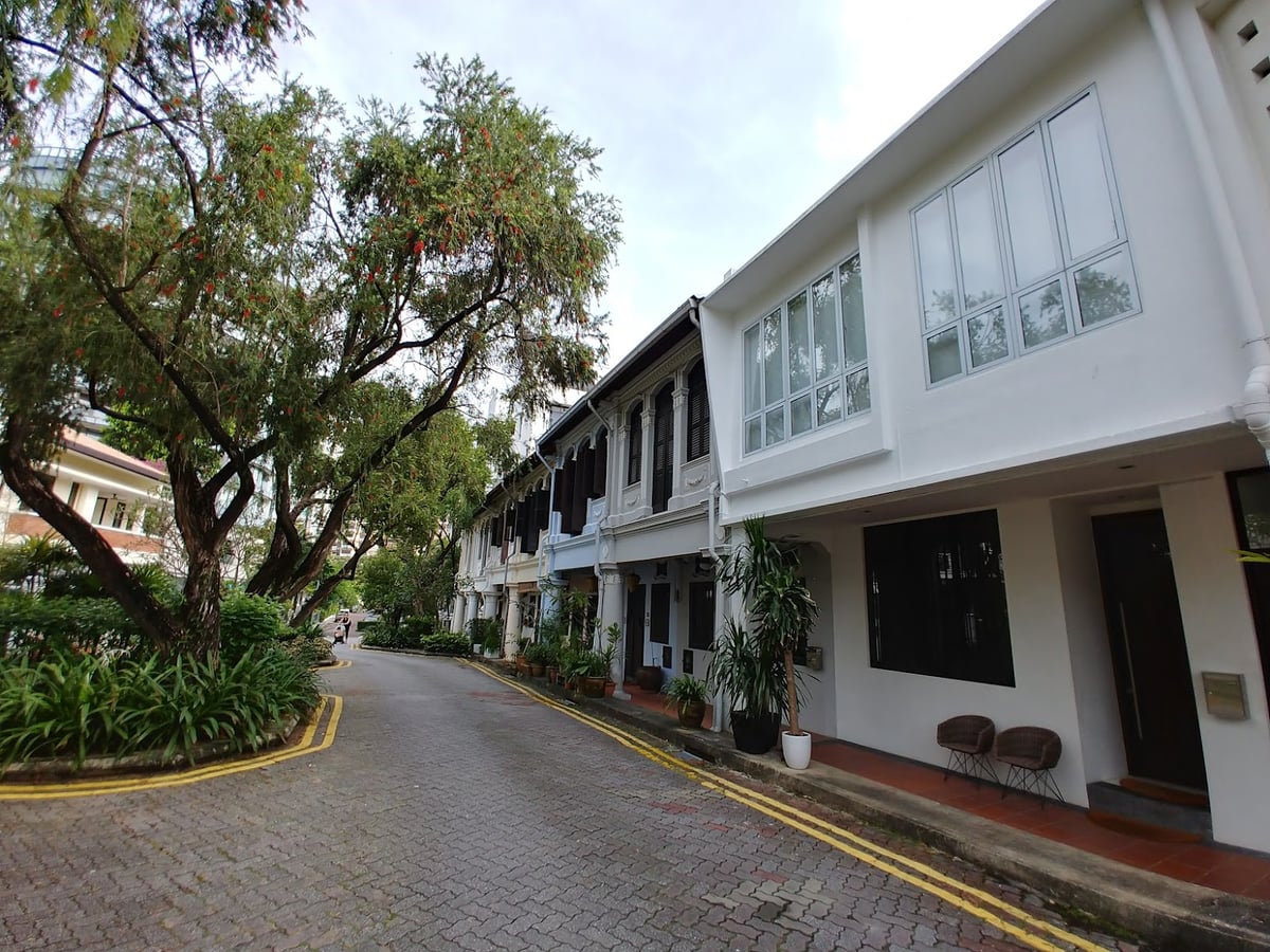 Calle residencial con casas tradicionales de Singapur