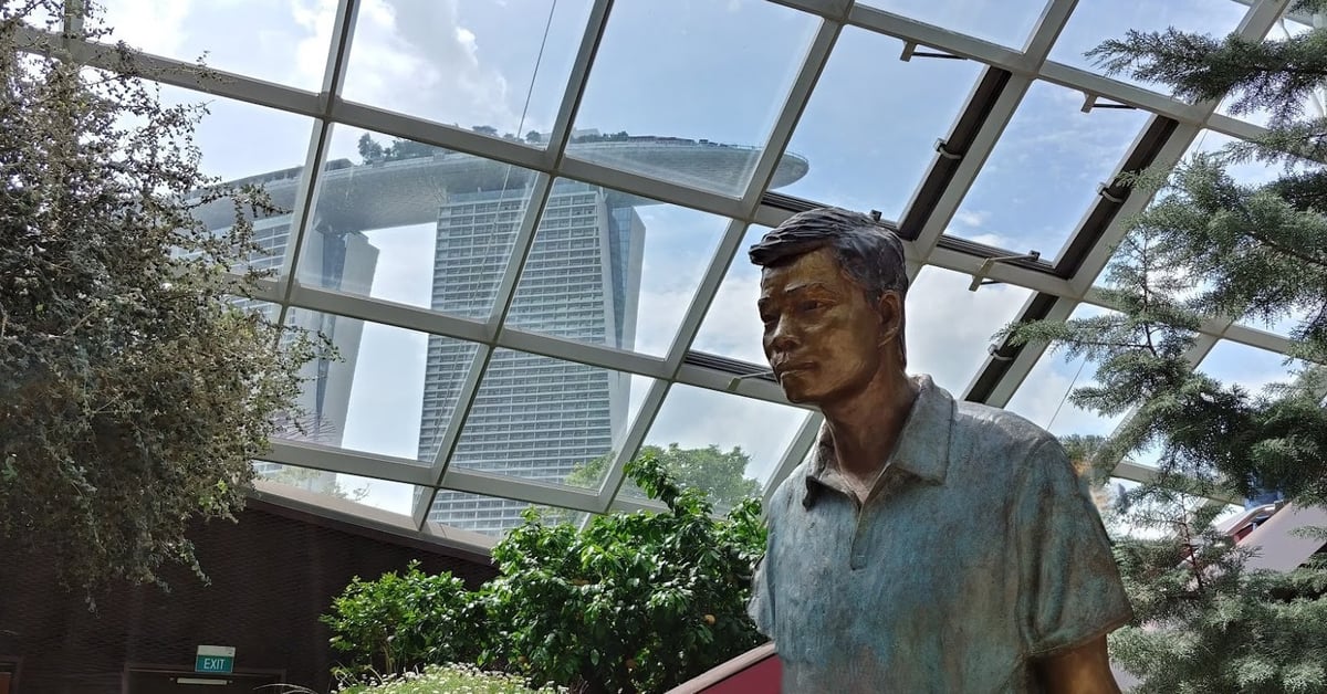 Estatua de una figura histórica en el interior de un edificio de Singapur