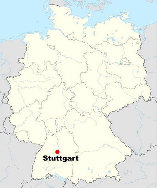 Calle comercial del centro de Stuttgart con tiendas y transporte público