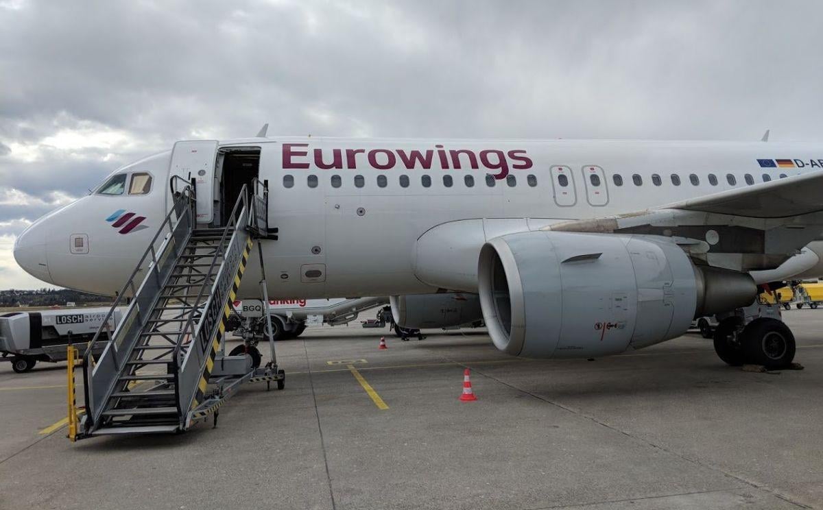 Avión de Eurowings en la pista de un aeropuerto