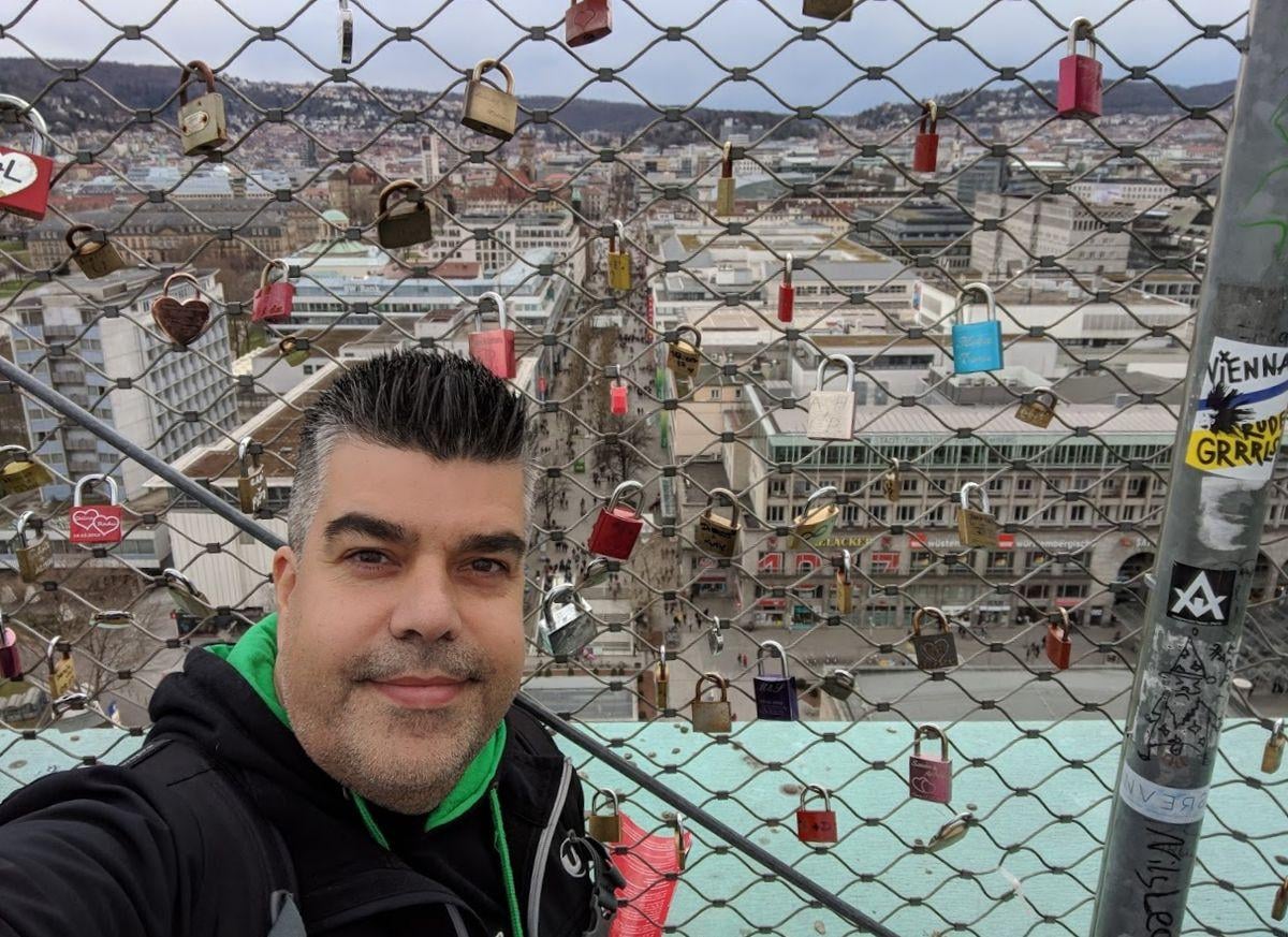 Persona fotografiada junto a una alambrada con vistas de Stuttgart