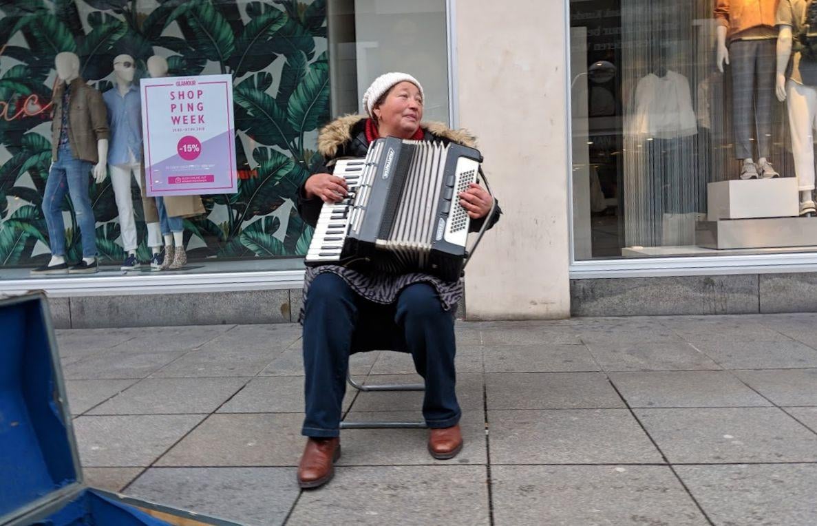 Músico tocando el acordeón en una calle de Stuttgart