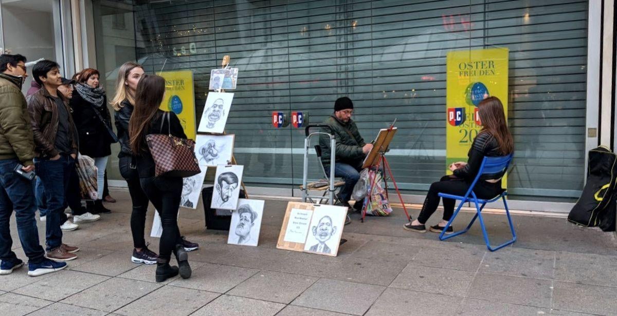 Actuación y exposición artística en una calle de Stuttgart
